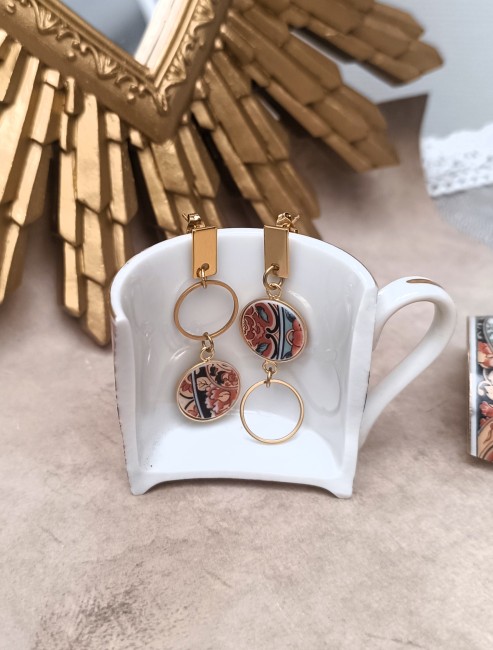 Boucles d’oreilles IRAMI en porcelaine japonaise de 1928, fragments d’une sous-tasse ancienne, bijou unique façonné à la main à Calais.