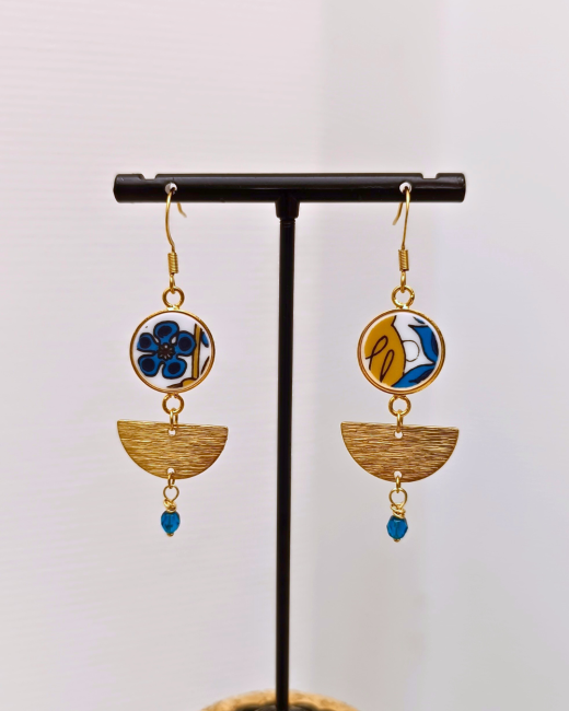 Ces boucles d’oreilles uniques ont été façonnées à partir d’une assiette modèle Nocturne de la maison Royal Tuscan.