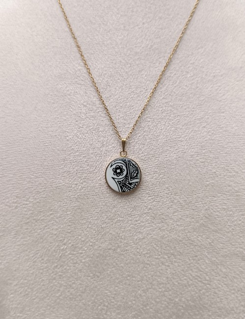 Sonate – Collier en faïence ancienne, pièce artisanale française. Offrez un bijou poétique et unique pour Noël ou toute occasion spéciale.