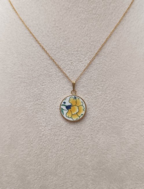 Collier Œillet Jaune porté sur buste. Pendentif rond en faïence ancienne Villeroy & Boch, plaqué or 24 carats, fait main en France.