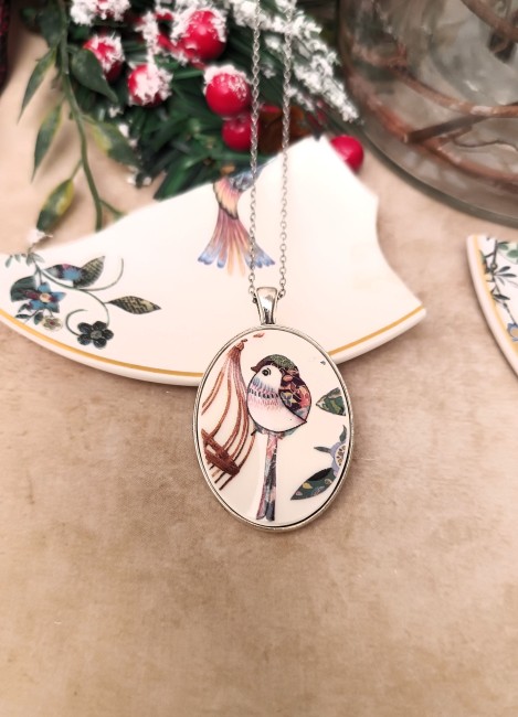 Collier À la Volette – Vue détaillée Vue rapprochée du collier À la Volette en porcelaine transformée et finition argent, bijou unique et artisanal.