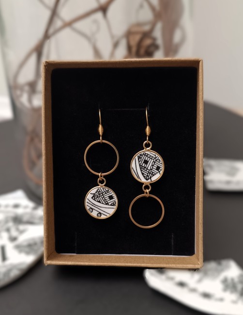 Boucles-dorées-asymétriques-Sonate–Bijou-faïence-ancienne-creation-artisanale-française Découvrez les boucles asymétriques Sonate en faïence de Gien, bijou artisanal français unique et poétique, parfait pour Noël ou cadeaux spéciaux.