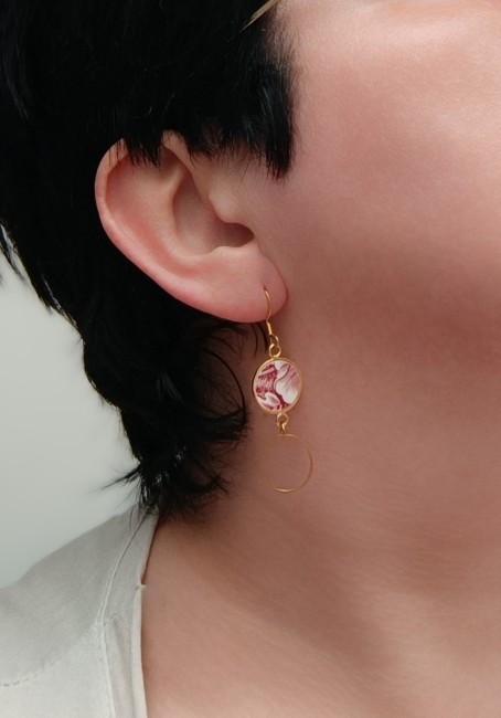 Boucles d’oreilles Siropi portées, pendentifs en porcelaine anglaise rouge grenadine, création artisanale française et bijou responsable.