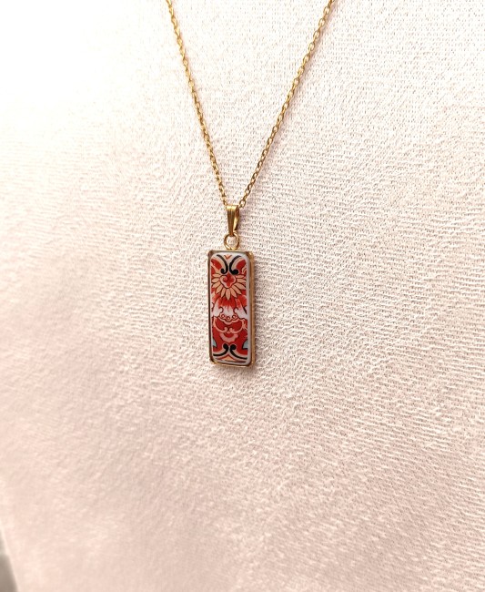 collier IMARI au pendentif en porcelaine porté Collier IMARI porté, fragments d’une sous-tasse ancienne, bijou unique façonné à la main à Calais.