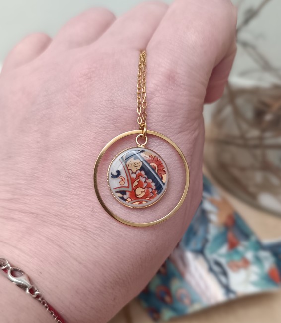 Collier Imari – Bijou unique en porcelaine japonaise de 1928 Collier Imari tenu à la main, montrant la délicatesse des fragments de porcelaine japonaise ancienne transformés en bijou contemporain.