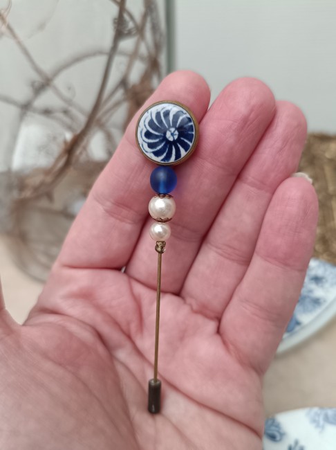 Fibule Bleu Vintage présentée en main pour apprécier ses dimensions et ses détails.
