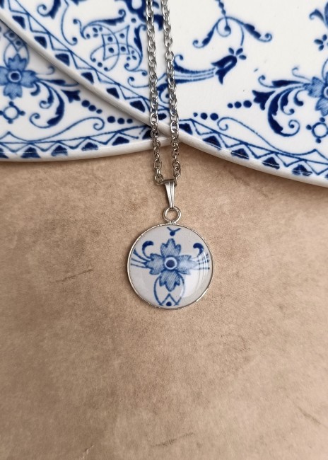 Pendentif artisanal créé dans le décor bleu d’une vaisselle ancienne française avec monture plaquée argent.