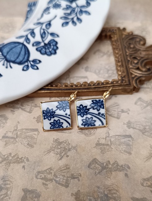 Boucles d’oreilles Windsor en porcelaine anglaise ancienne, format carré 15 mm sur support or fabriqué artisanalement.