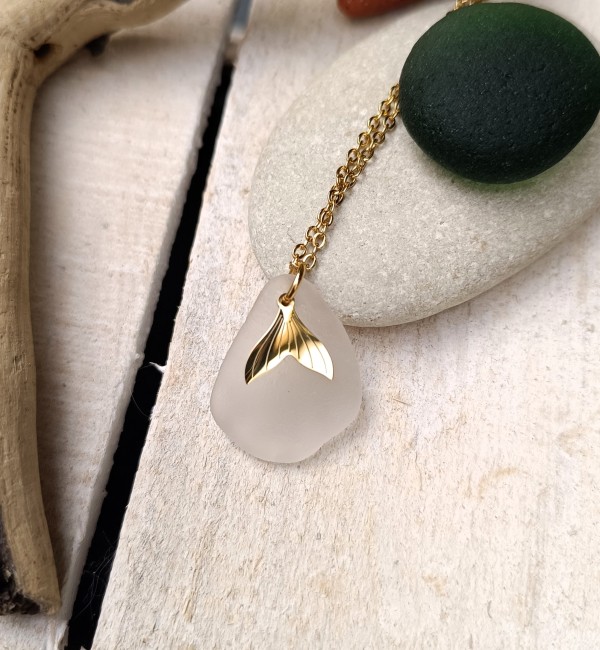 Collier Ondine en verre de mer blanc aux reflets roses avec breloque queue de sirène en acier inoxydable.