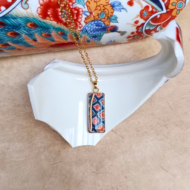 Collier IMARI créé à partir d’un fragment d’une ancienne théière japonaise en porcelaine, avec pendentif rectangulaire en acier inoxydable doré.