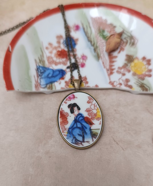 sautoir geisha détail de motif Sautoir GEISHA en porcelaine japonaise ancienne, posé délicatement, bijou artisanal français upcyclé et unique, création poétique et raffinée.
