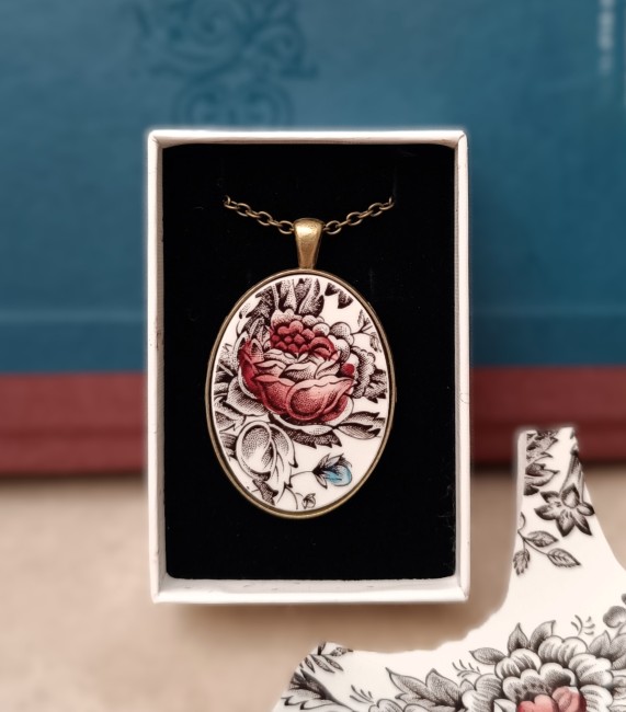 sautoir-divine-ecrin-cadeau Sautoir en porcelaine anglaise Ridgway Clifton, pendentif ovale 30x40 mm, rose rouge bordeaux dans un écrin et prêt à offrir.