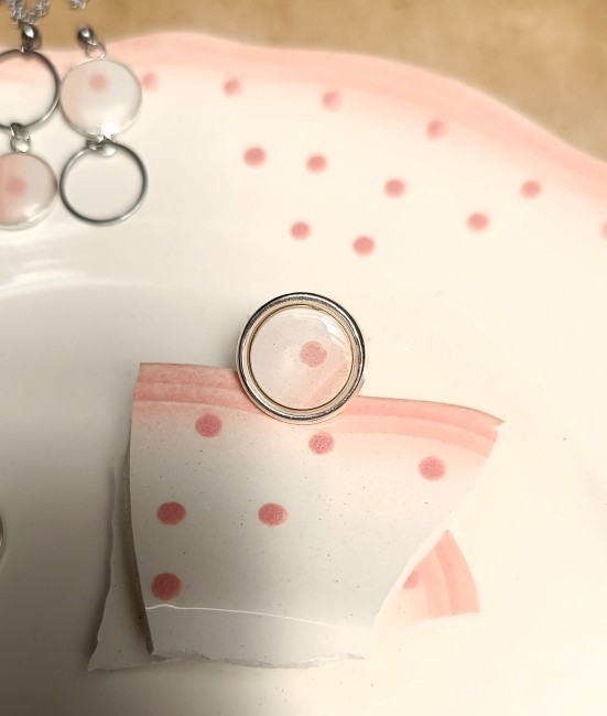 Photo décor : Bague en argent 925 réalisée à partir d'une assiette en faïence familiale.
