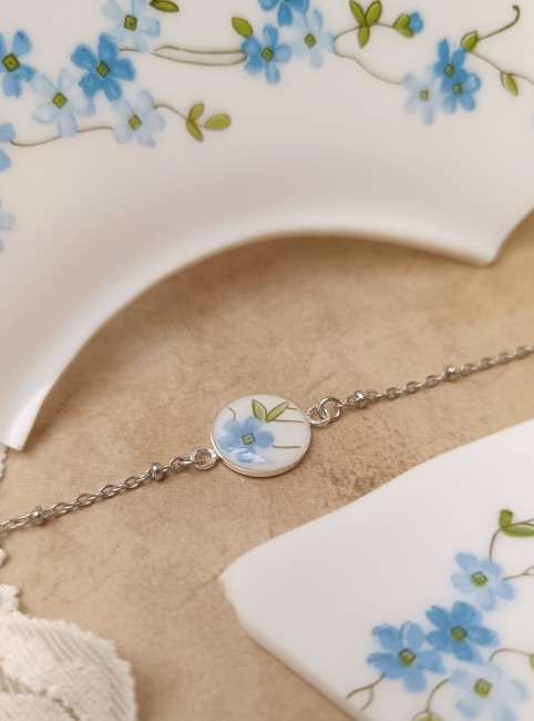 Bracelet Myosotis vu en angle, fragment d’assiette Arcopal transformé.