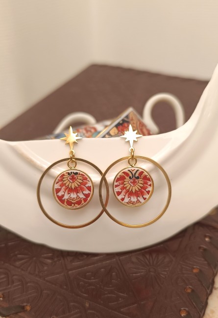 Boucles d'oreilles IMARI – Porcelaine japonaise ancienne – Création artisanale française - mise valeur de la brillance Boucles IMARI posées sur un fond clair, montrant la délicatesse des fragments de porcelaine japonaise ancienne transformés en bijou contemporain.