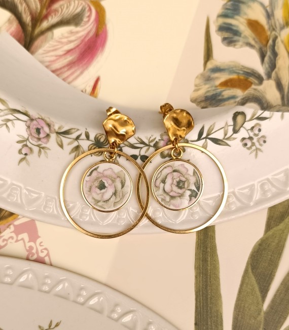 Boucles d'oreilles en porcelaine ancienne recyclée sur fond blanc, montées sur des supports plaqués or 24 carats avec anneaux en acier inoxydable 316.