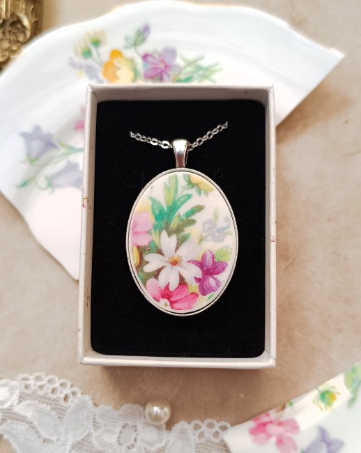 Collier POÉSIE présenté dans son écrin, bijou en porcelaine ancienne prêt à offrir.