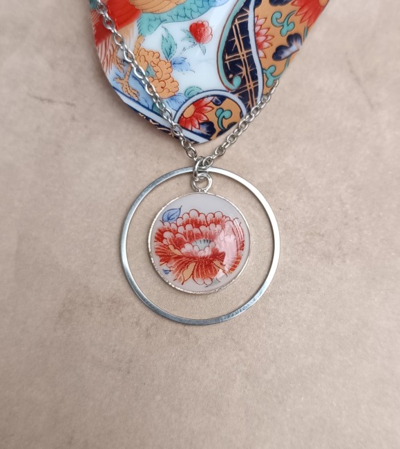 Pendentif Imari en porcelaine japonaise ancienne de 18 mm, plaqué argent et entouré d’un anneau de 30 mm en acier inoxydable.