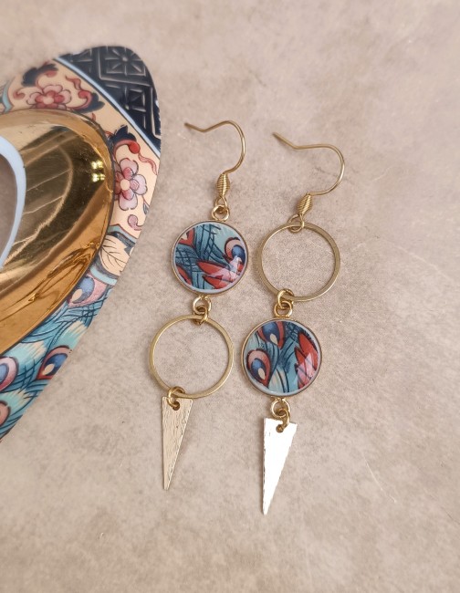 Boucles d'oreilles IMARI en porcelaine japonaise recyclée sur fond clair, supports plaqués or 24 carats et finition résine brillante.
