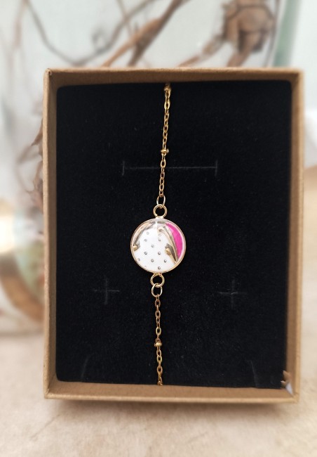 Bracelet Romantika en porcelaine ancienne, transformée à la main dans un atelier français. Pièce unique, poétique et durable.