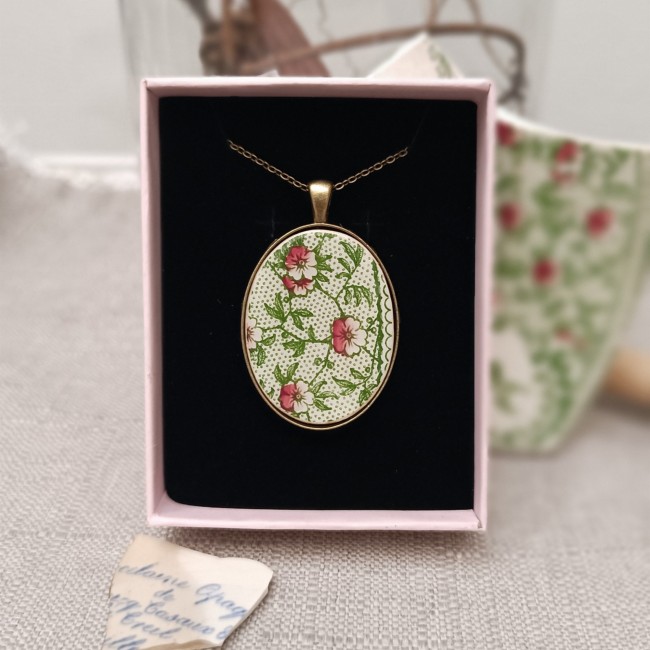 Collier personnalisé créé à partir d’une assiette familiale en porcelaine ancienne, pendentif ovale 30 × 40 mm en laiton finition antique.
