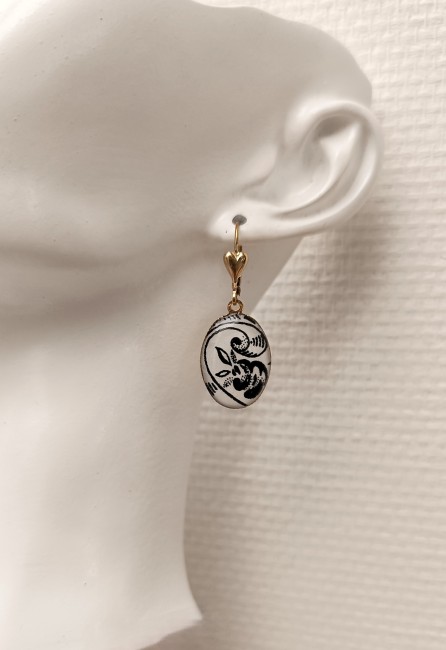 Bijou Sonate – Boucles d’oreilles en faïence Gien ancienne