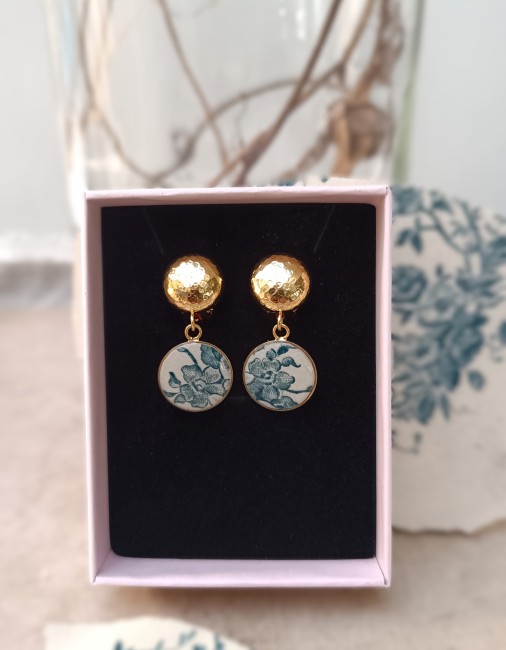 Boucles d'oreilles à clips présentées dans leur écrin prêt à offrir.
