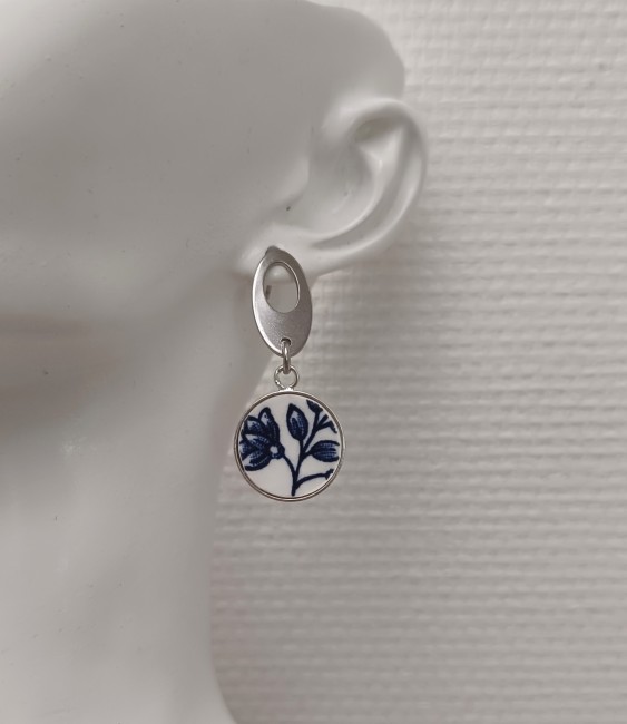 Pièce unique : boucles Bleu Vintage en porcelaine anglaise ancienne, création française artisanale, poétique et durable.