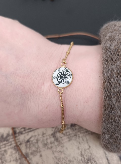 Bracelet-femme-porcelaine-sonate–Création-artisanale-éco-responsable Bracelet Sonate porté, bijou original en porcelaine ancienne, fait main, idéal pour un cadeau unique et poétique.