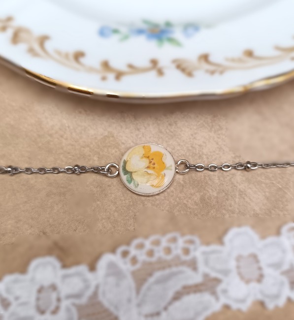 bracelet-poesie-porcelaine-anglaise-ancienne-decor.jpg Bracelet Poésie réalisé à partir d’une véritable porcelaine anglaise ancienne des années 1950, ornée de roses jaunes et de fleurs mauves.