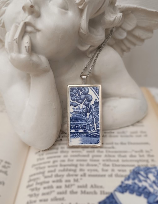 Offrez ce pendentif rectangulaire Blue Willow dans son écrin kraft recyclable. Bijou artisanal unique, fabriqué à la main à Calais.