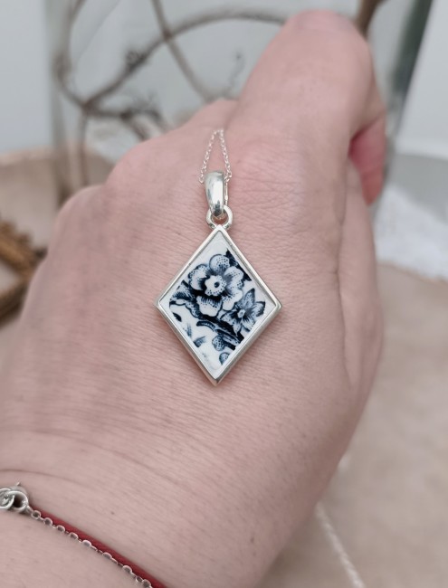 Bleu Vintage – Bijou artisanal fait main, motif bleu et blanc, design élégant Bijou Bleu Vintage : collier en faïence ancienne anglaise, fabrication artisanale française, design élégant et intemporel. Livraison offerte dès 70 €.