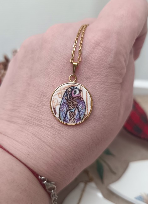 Détail Collier À la Volette – Pendentif oiseau en porcelaine – Création artisanale