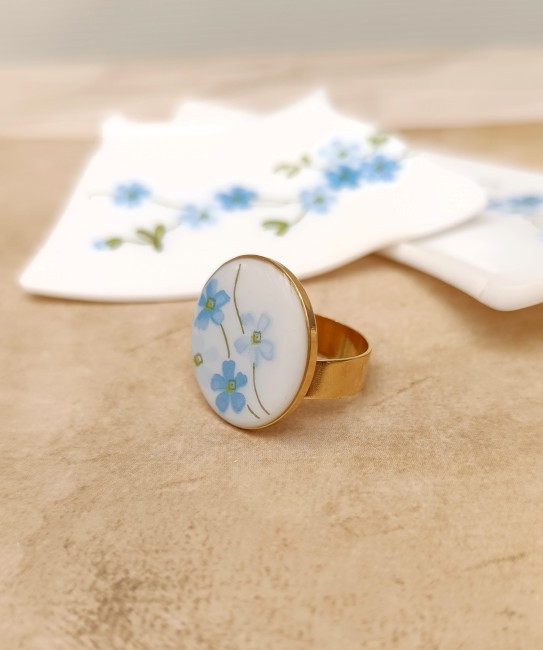 Bague Myosotis en Arcopal 22 mm plaqué or, grand cabochon aux fleurs bleues emblématiques.