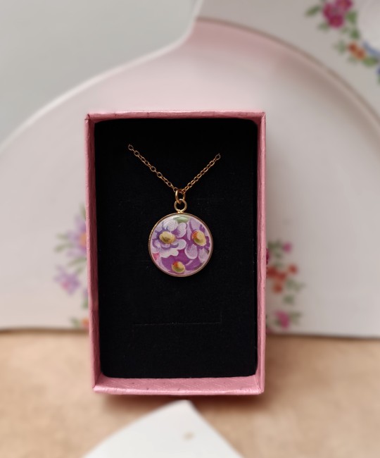 collier-poesie-faience-ecrin-cadeau Collier Poésie présenté dans son écrin prêt à offrir pour un anniversaire, les noces de faïence ou toute autre occasion.