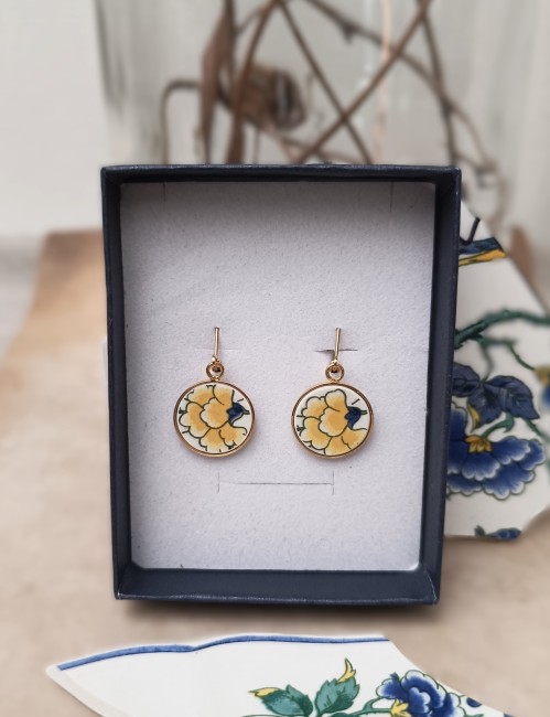 boucles-oreilles-oeillet-jaune-boite-cadeau Boucles d’oreilles Œillet Jaune livrées en boîte cadeau recyclée. Bijou artisanal en porcelaine ancienne, prêt à offrir.