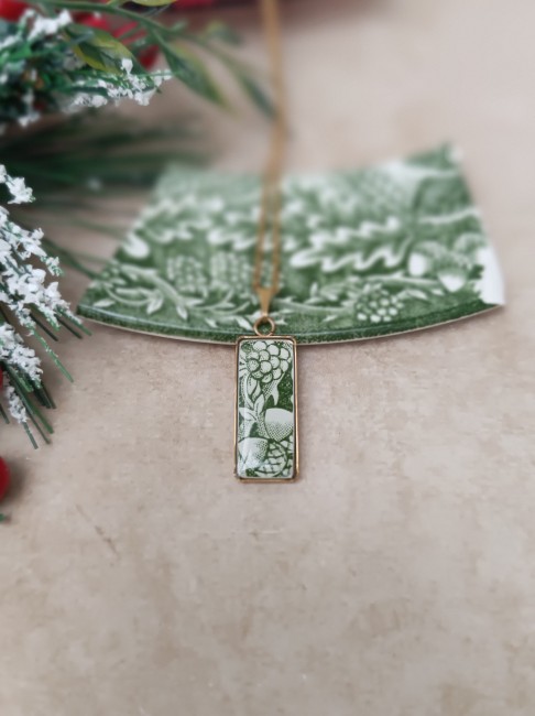 Collier Botanika en porcelaine anglaise verte sauge – Création artisanale Broken Art - pendentif rectangle