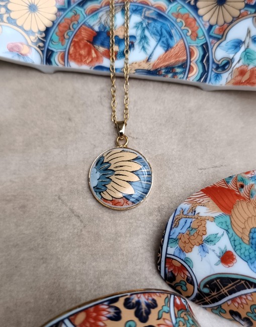 Collier et bracelet assortis créés à partir d’une ancienne théière en porcelaine japonaise Imari.
