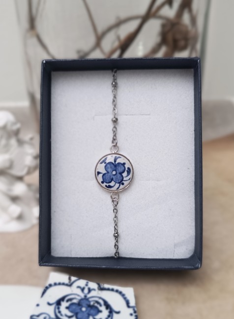 Bracelet en faïence de Moustiers livré en boîte cadeau kraft recyclée avec certificat d’origine. Bijou artisanal français unique, idéal à offrir.