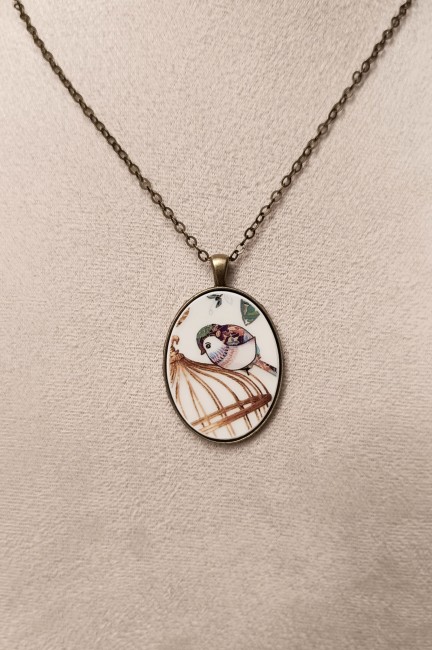 Pendentif en porcelaine de Limoges porté. Bijou artisanal français, pièce unique plaquée or.