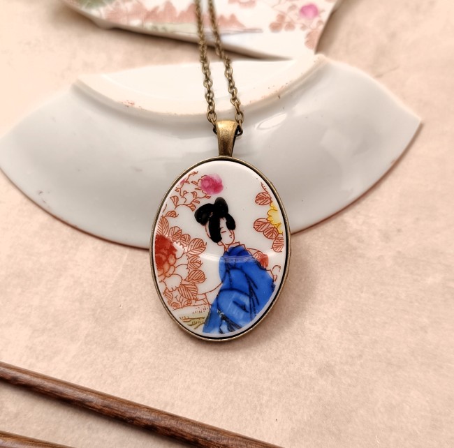 Sautoir GEISHA en porcelaine japonaise ancienne, pendentif ovale 30 x 40 mm en laiton finition antique.