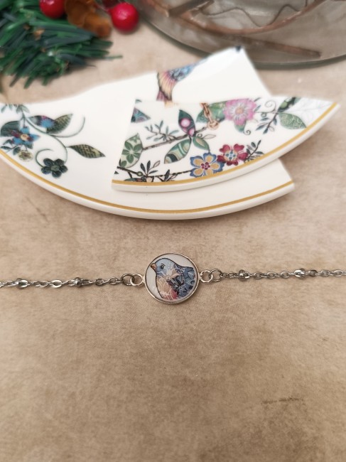 Vue rapprochée du bracelet À la Volette en porcelaine transformée et plaqué argent, création artisanale française.