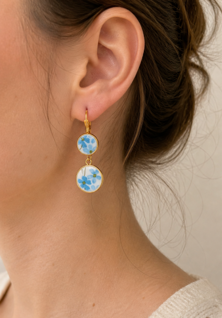 Boucles Myosotis double cabochon portées, bijou fleuri lumineux et facile à porter.