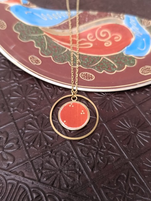 Collier Satsuma – Création artisanale française - porcelaine recyclée Bijou d’exception issu d’une théière japonaise Satsuma centenaire. Collier upcyclé, poétique et éco-responsable.