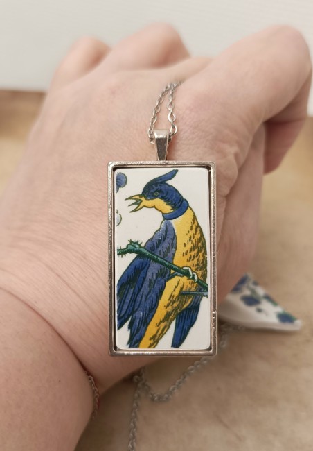 oiseau-bleu-collier-porcelaine-villeroy-boch-detail-main