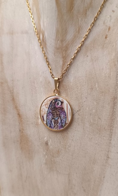 Collier À la Volette porté – Bijou oiseau en porcelaine upcyclée – Broken Art- vue de profil