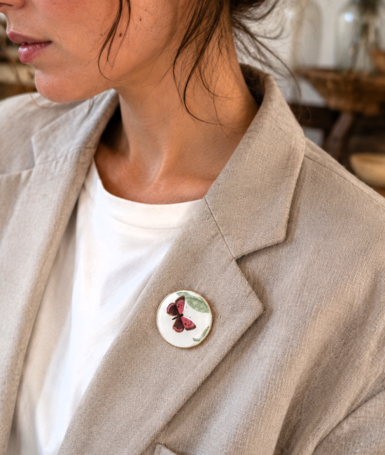 Broche botanique en porcelaine ancienne portée sur veste ou manteau.
