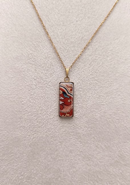 collier IMARI au pendentif en porcelaine porté Collier IMARI porté, fragments d’une sous-tasse ancienne, bijou unique façonné à la main à Calais.