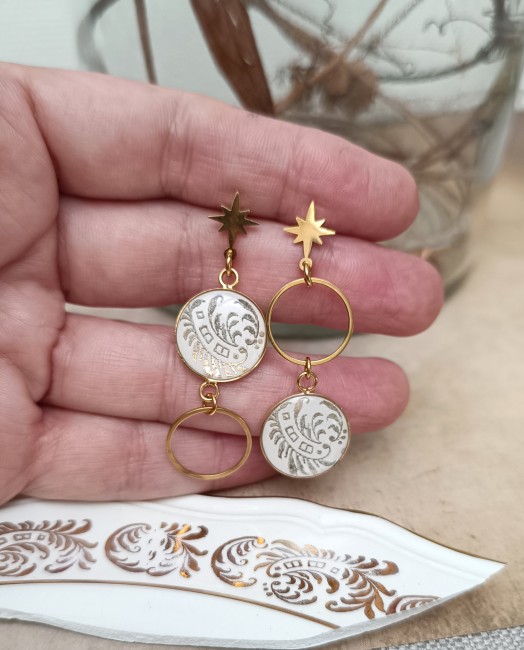 boucles-celestes-grand-modele-main Boucles Célestes grand modèle présentées en main pour apprécier leur format de 50 mm et leurs cabochons de 16 mm.