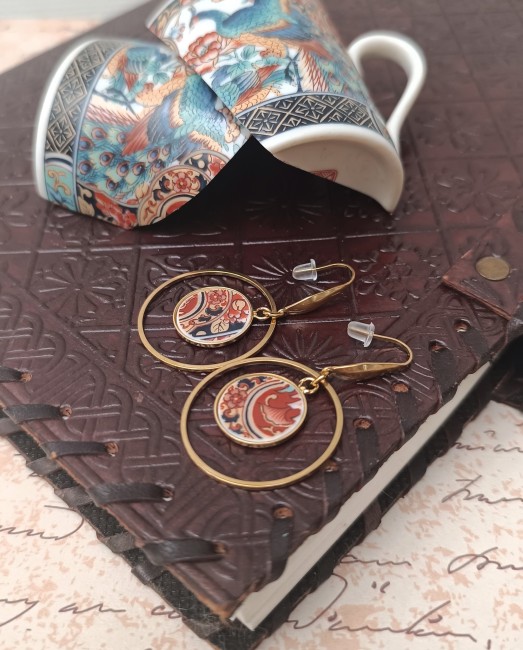 Vue de profil des boucles IMARI – Motifs japonais en porcelaine ancienne